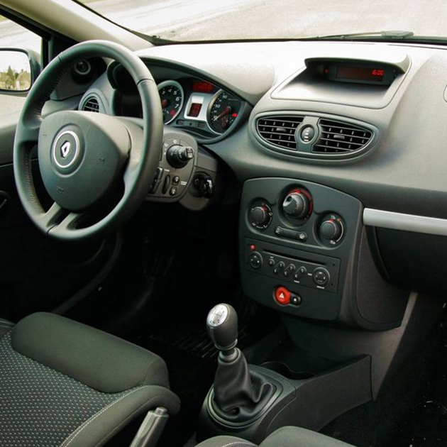 Comment déboucher les évacuations d’eau de pluie de votre Clio 3 en